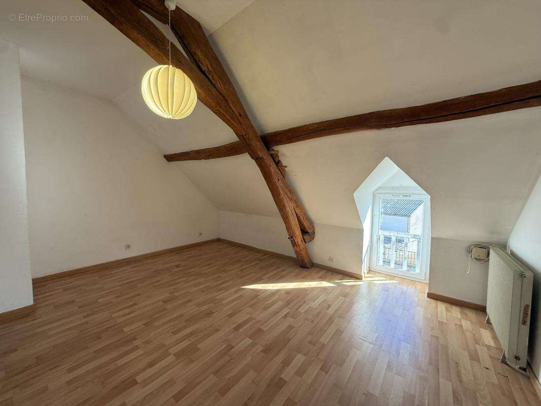 Maison située sur la commune de Mehun-Sur-Yèvre avec écoles - photo 7