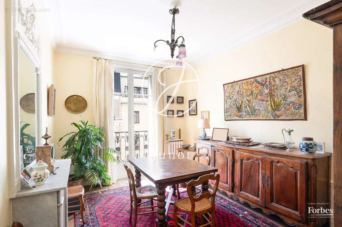 Appartement à PARIS-16E