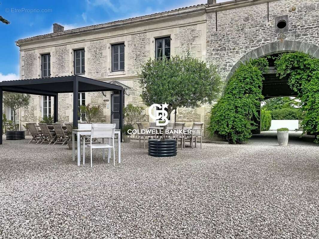 Maison familiale de belles prestations avec jardin et piscine à Aumagne - photo 11