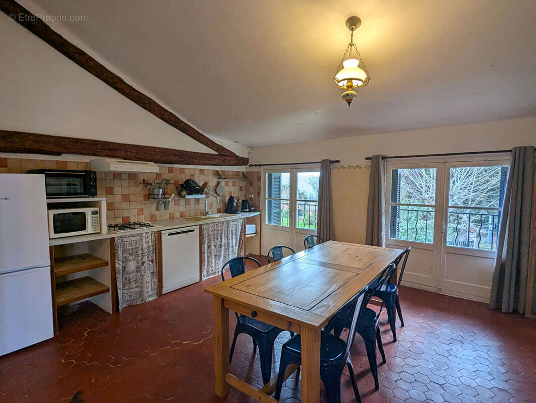VILLECROZE, vaste bâtisse de 790 m² avec dépendances, garage et piscine - photo 15