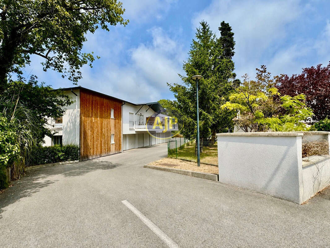 T2 recent dernier etage avec parking - photo 6