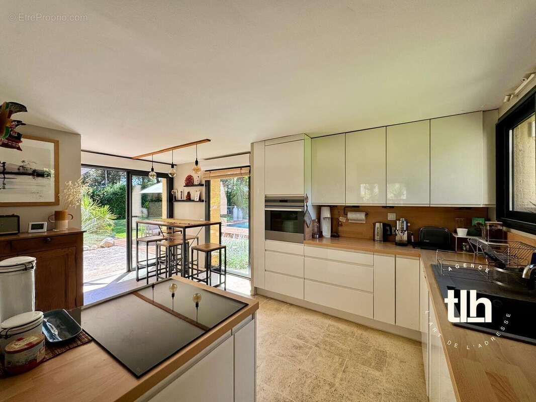 Maison 202 m² à Saint-Genies-Des-Mourgues  - photo 8