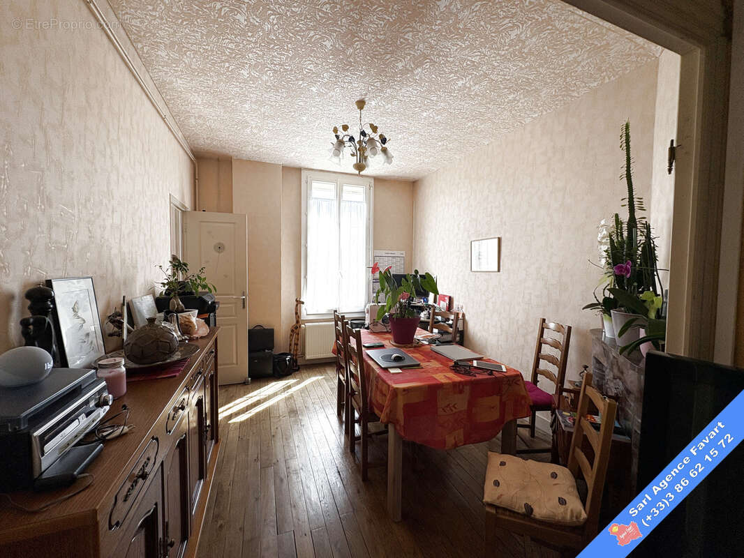 Appartement à LAROCHE-SAINT-CYDROINE