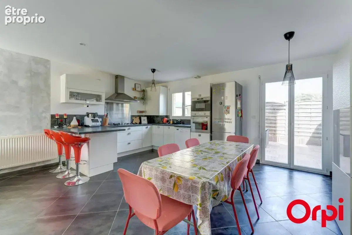 Maison récente de 105 m² avec quatre chambres sur un terrain de 317 m² à Vaulx-en-Velin - photo 6