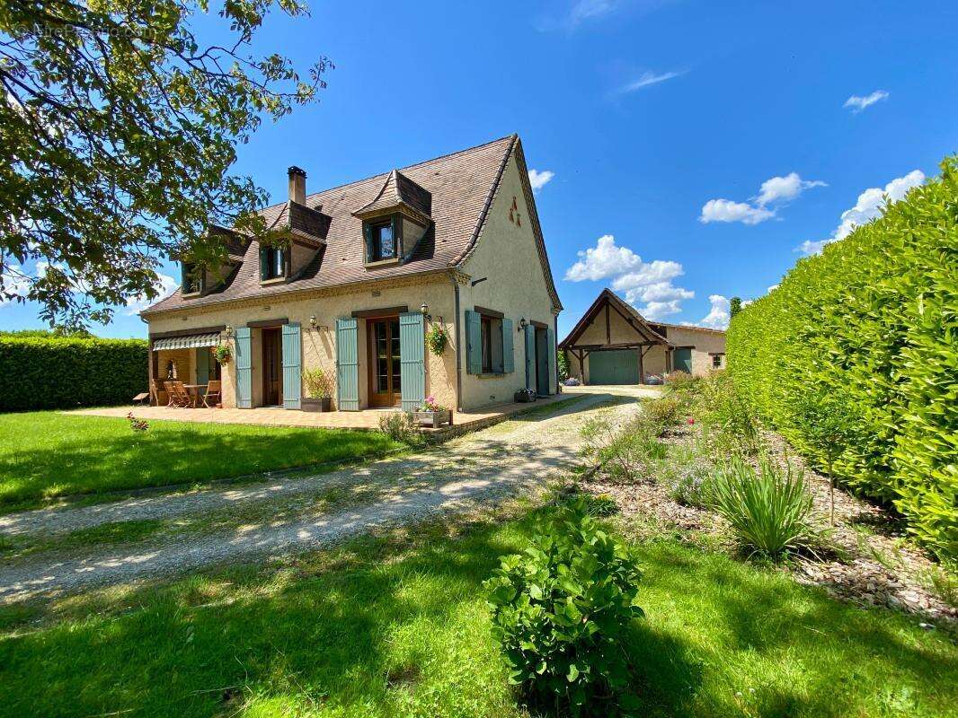 Maison à MAUZAC-ET-GRAND-CASTANG