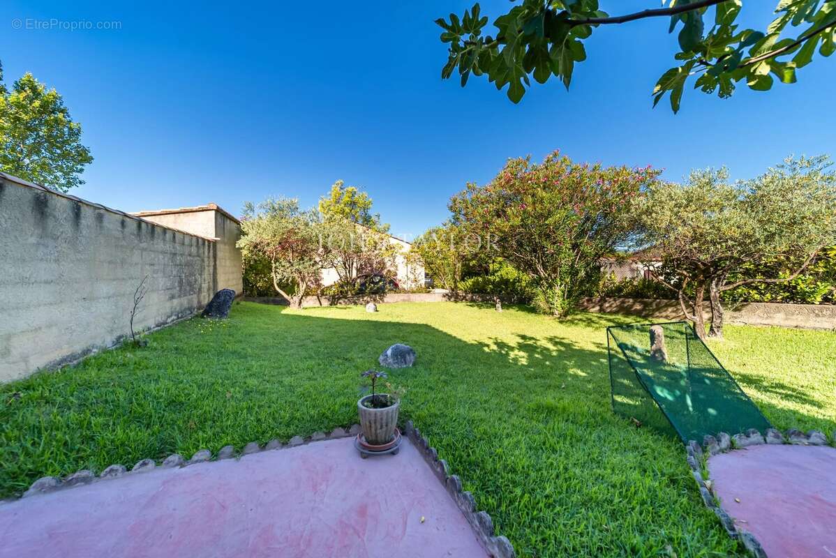 Les taillades — maison traditionnelle avec piscine et jardin - photo 3