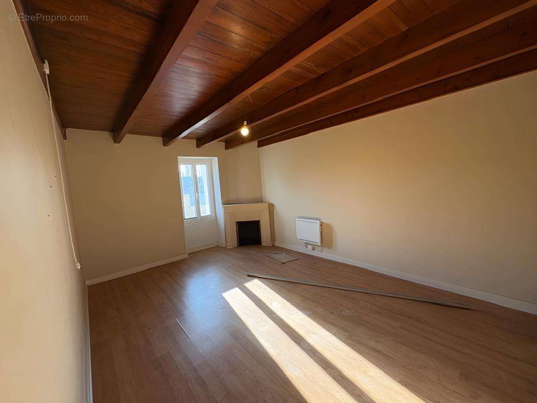 Maison à SAINT-LAURENT-DE-COGNAC