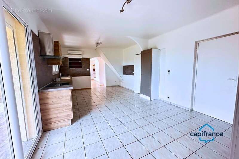 Maison à VIC-LA-GARDIOLE