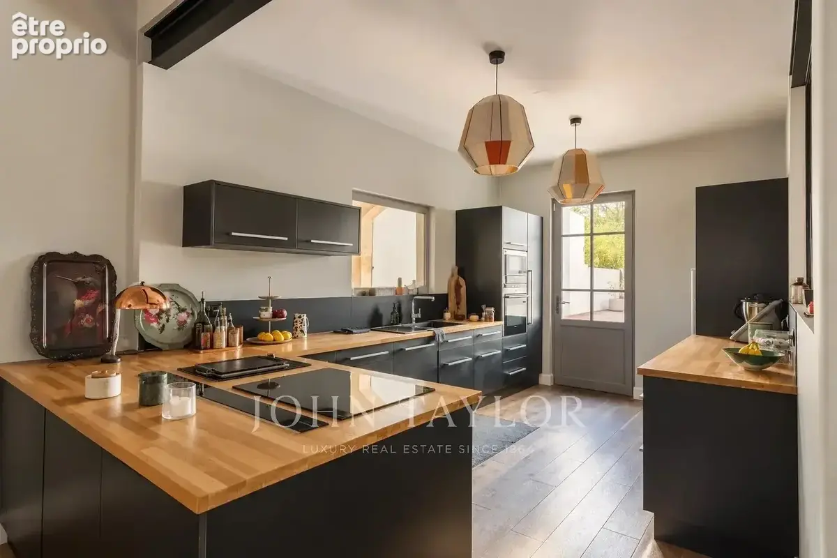 Magnifique maison de ville rénovée avec terrasse, piscine et dépendance - photo 6