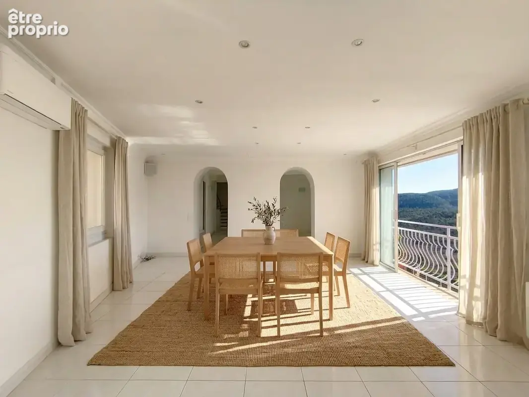 Appartement à BAGNOLS-EN-FORET