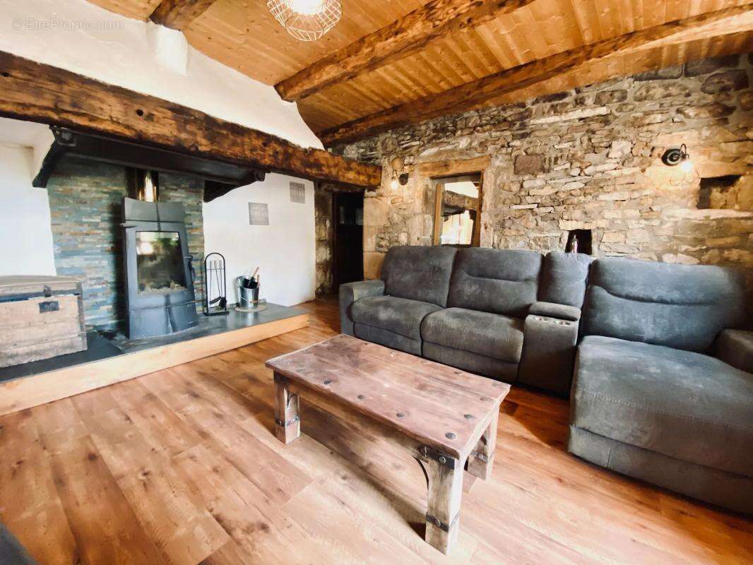 Maison à SAINT-BEAUZELY