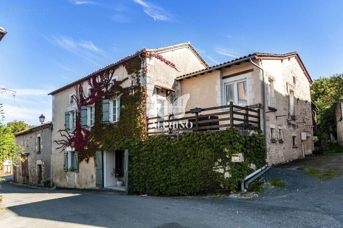 Maison à LUSSAS-ET-NONTRONNEAU