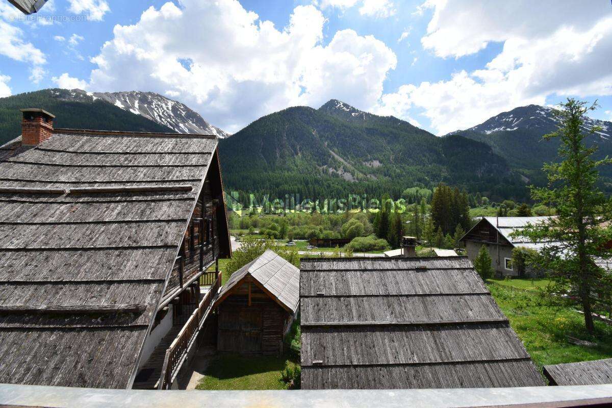 Maison de village, mitoyenne, à Névache, 140 m², 4 chambres, petit jardin, cave voûtée et cheminée - photo 2
