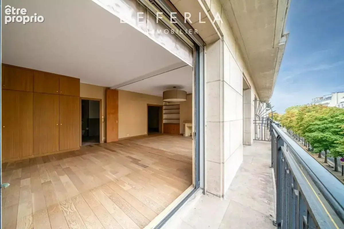 PARIS VIII - Avenue Montaigne - Appartement avec balcon et vue dégagée - photo 2