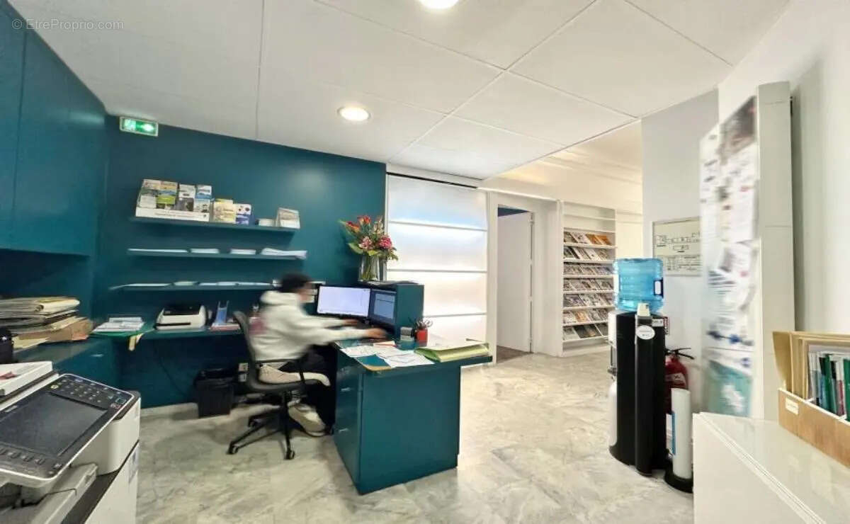 Commerce à PARIS-8E