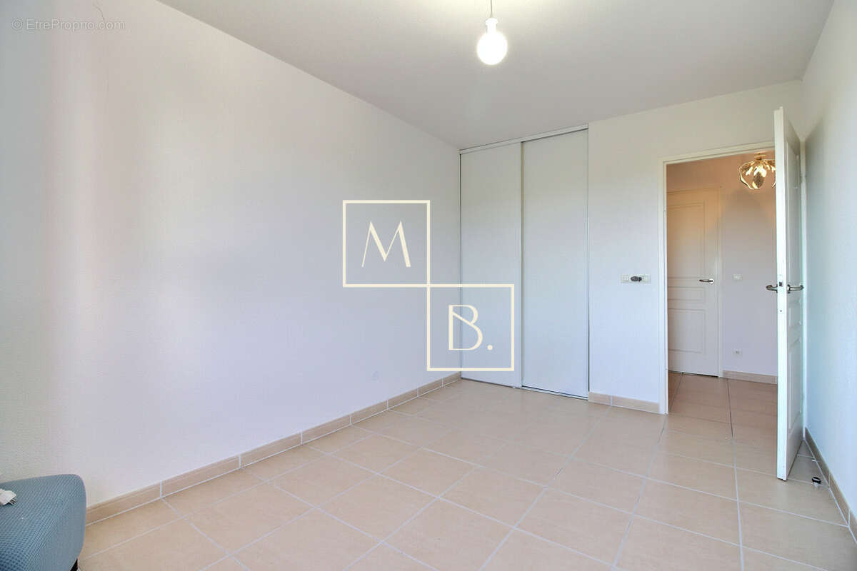 À vendre, Croix d'Argent, T4 de 101,46 m2 loi carrez avec 3 chambres, terrasse, loggia, garage et parking - photo 17