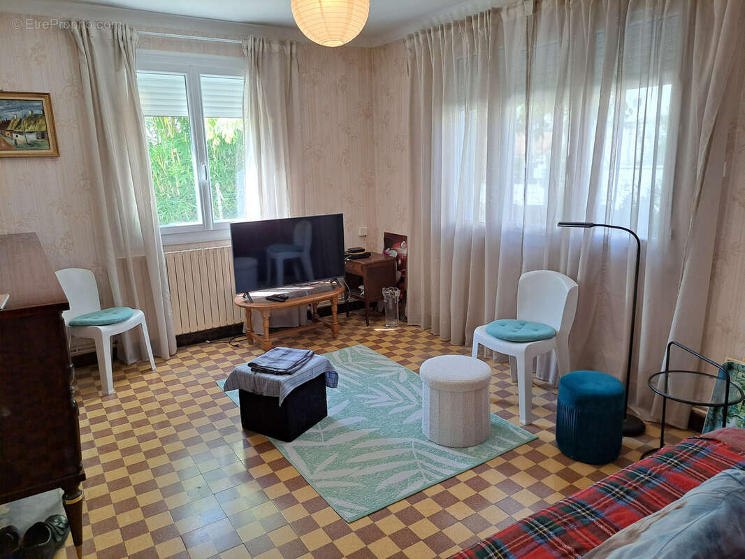 Maison très lumineuse sur un terrain clos de 304m2 avec un garage. - photo 3