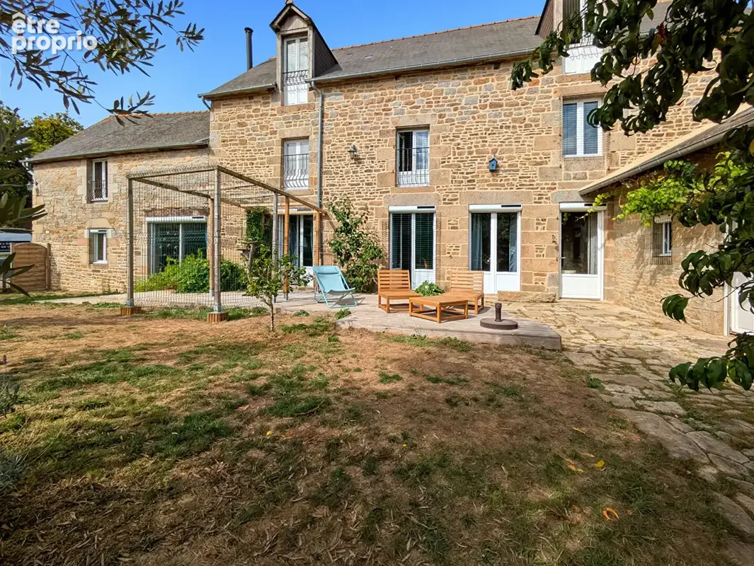 Maison en pierre  avec dépendances - 317 m² - 4 chambres - 8 pièces - Noyal sous Bazouges (35560) - photo 2