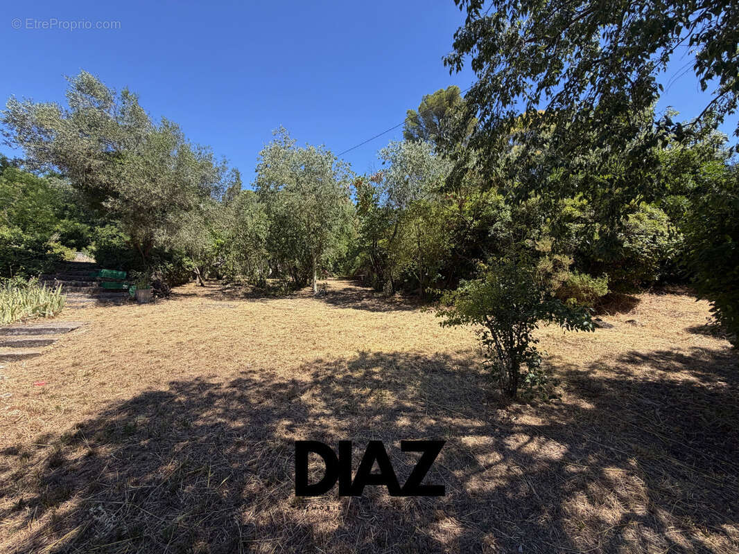 Appartement T3 de 94 m2 avec terrasse de 6 m2, terrain privatif de 510 m2 et grand garage   Nîmes, secteur Boi - photo 11