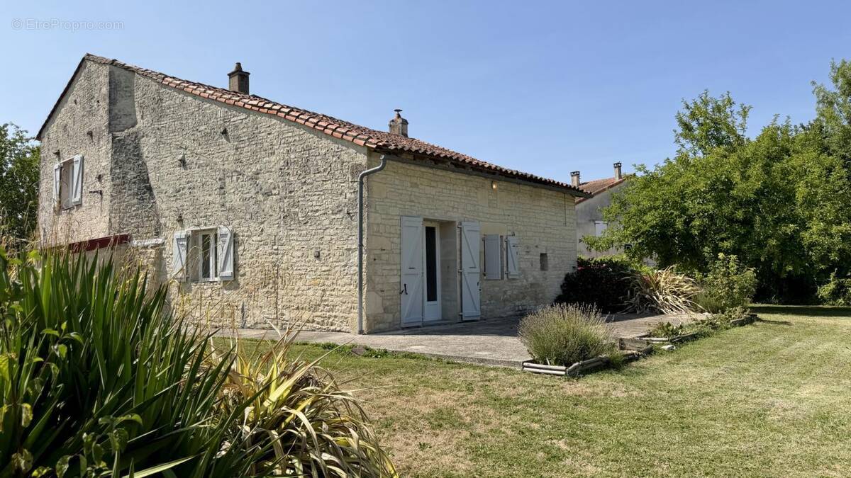 Maison à AIGRE
