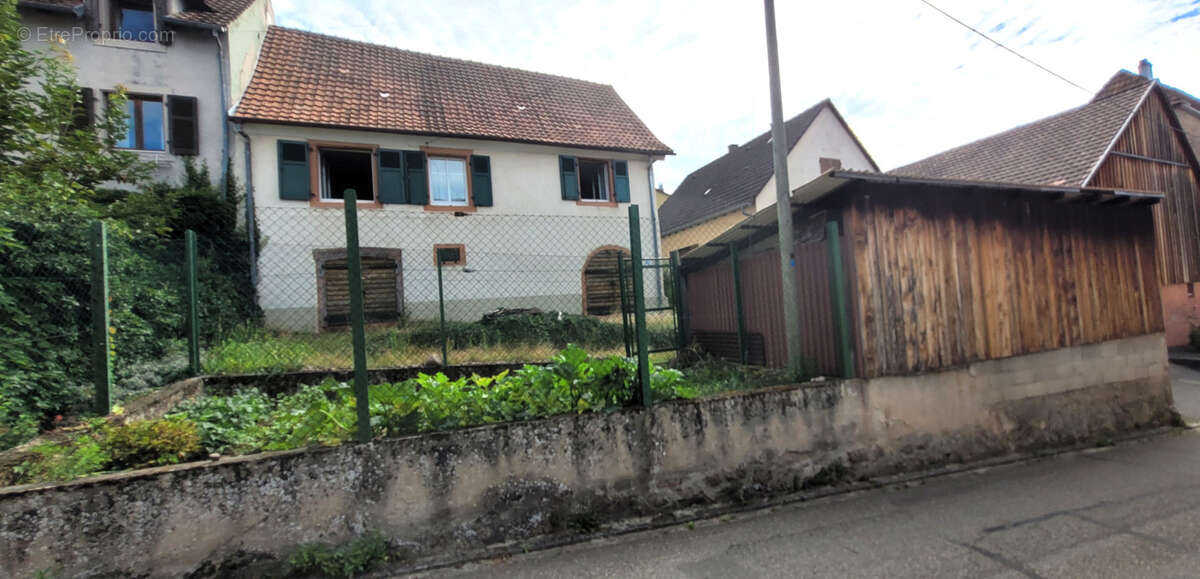 Maison à rénover 80 m2 habitables sur un terrain de 322 m2 - photo 2