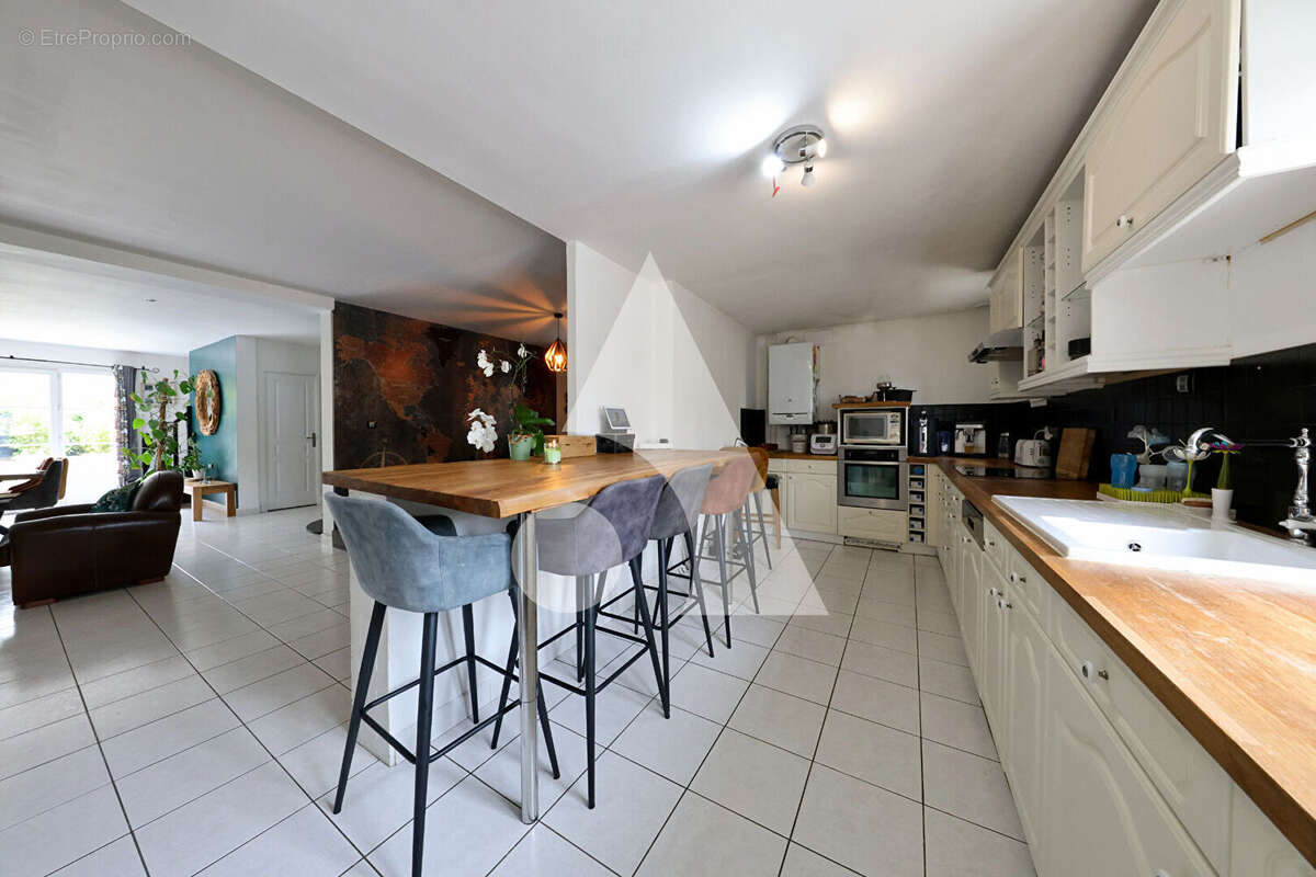 Maison à LE COUDRAY-MONTCEAUX