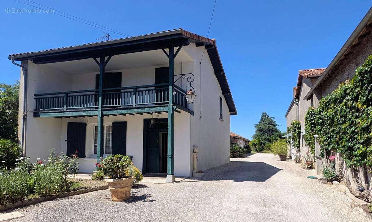 Propriété avec Maison de Maître, Maison Annexe et Maison de Gardien sur parc de 1,5 hectare - photo 2