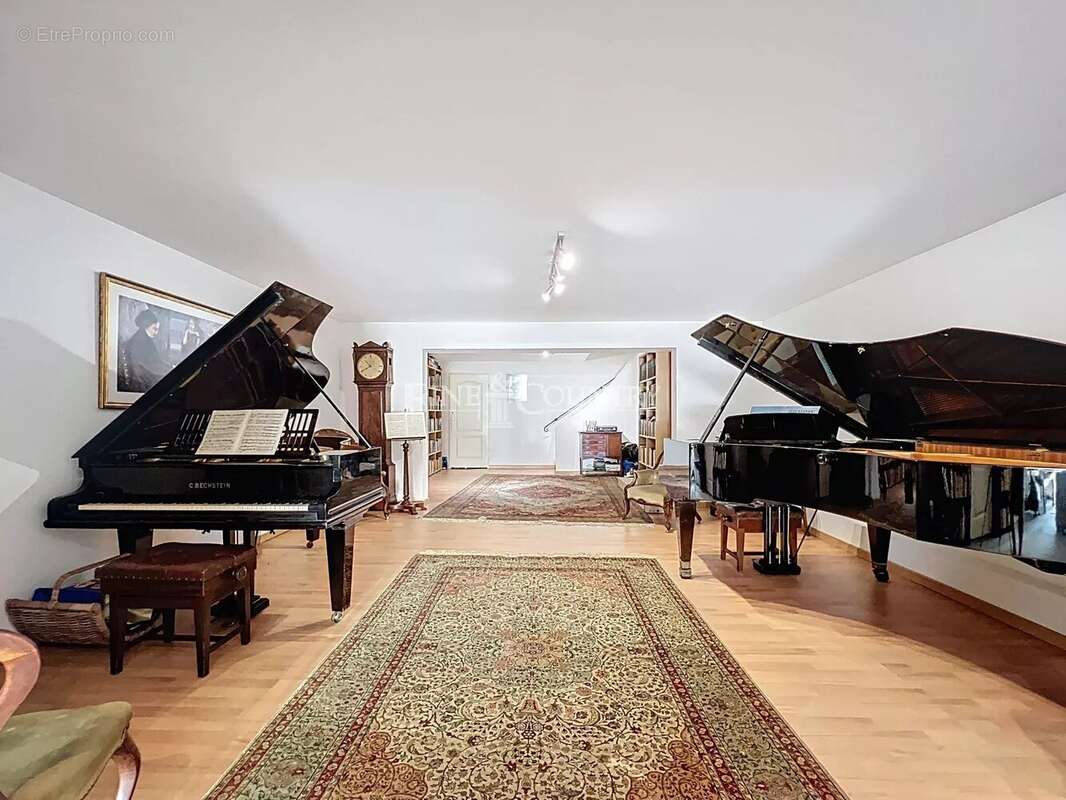 Maison à CHATEAUNEUF-GRASSE