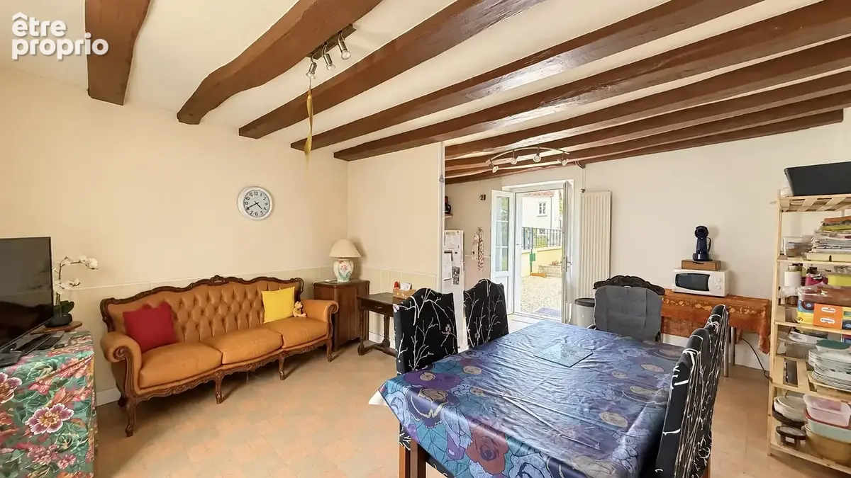 Maison de plain-pied au cœur historique de Civray   90 m2   Terrain de 525 m2 - photo 3