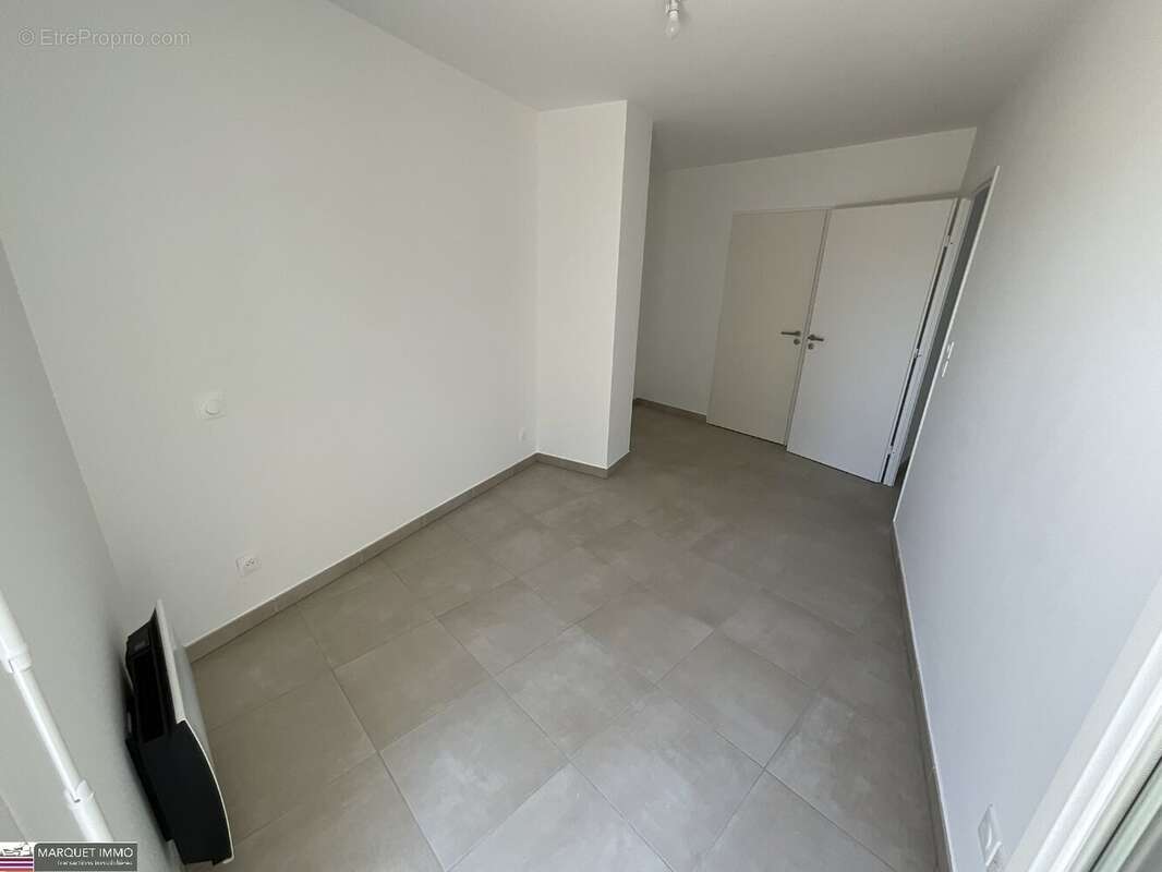 APT T4 offrant 86 m² avec terrasse 13 m² et 12 m² et parking au 3° étage avec ascenseur... - photo 9