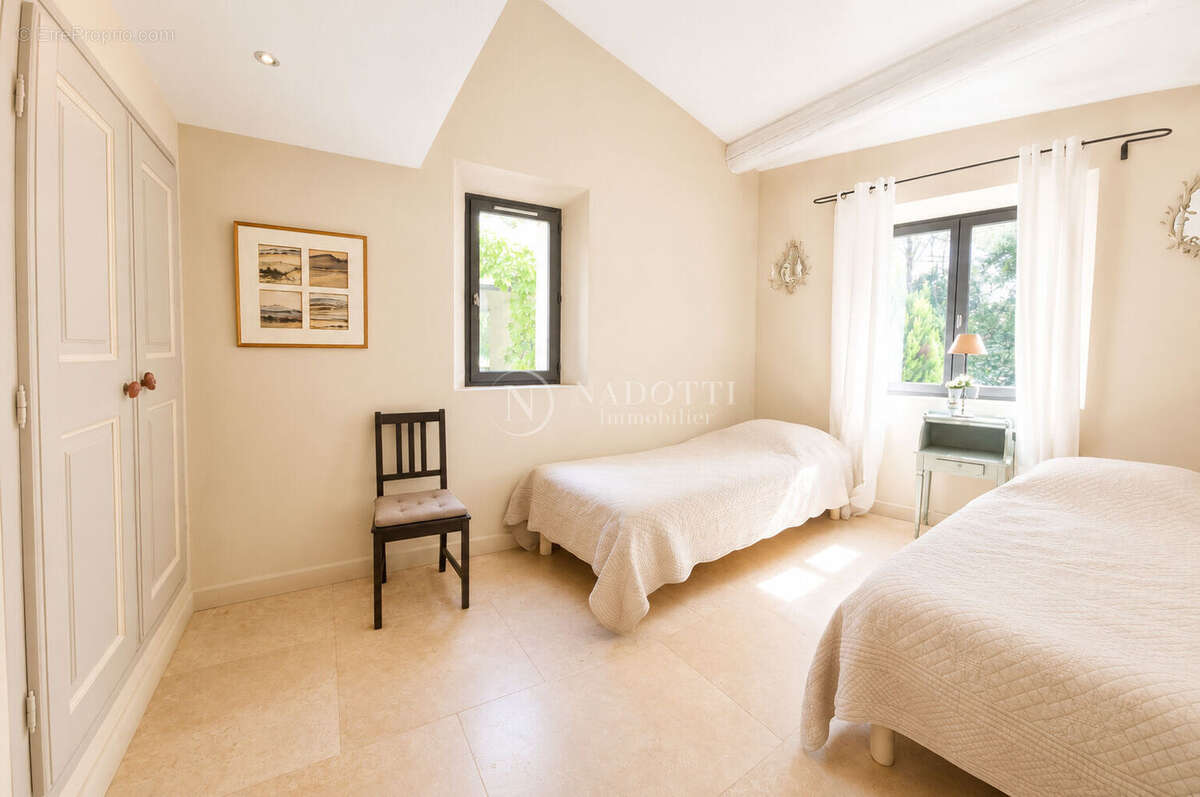 LOURMARIN Élégante propriété de prestige avec piscine chauffée et dépendances - photo 11