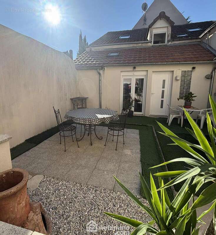 .... la cour de 50 m2, sans vis-à-vis, - Maison à CHATELLERAULT