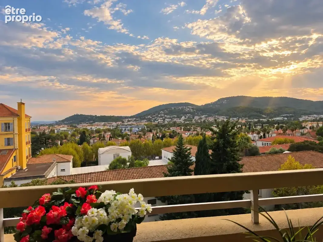 Hyères centre-ville – Grand T2 de 53,62 m² avec terrasse, garage et cave - photo 11