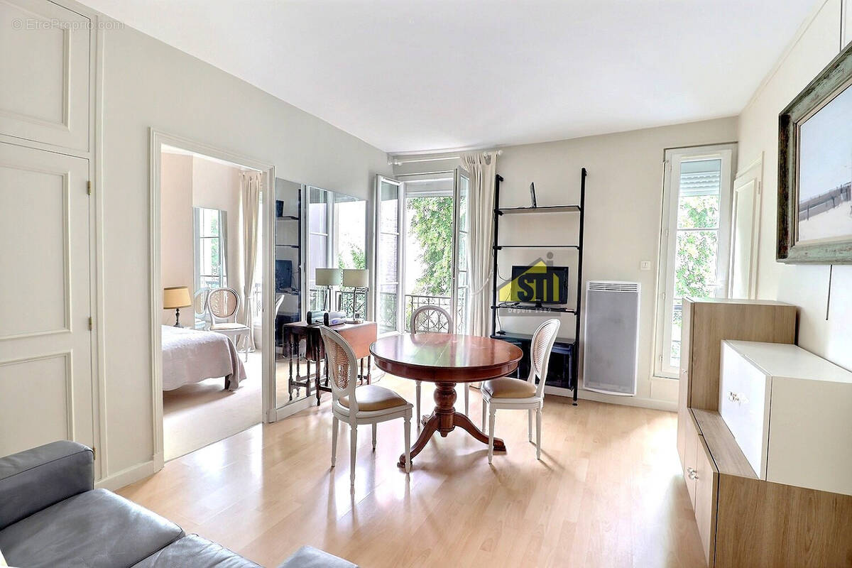 Appartement à PARIS-14E