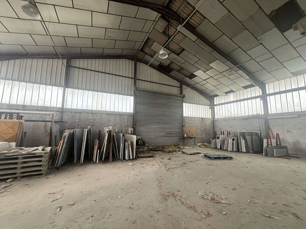 Commerce à ANNEYRON