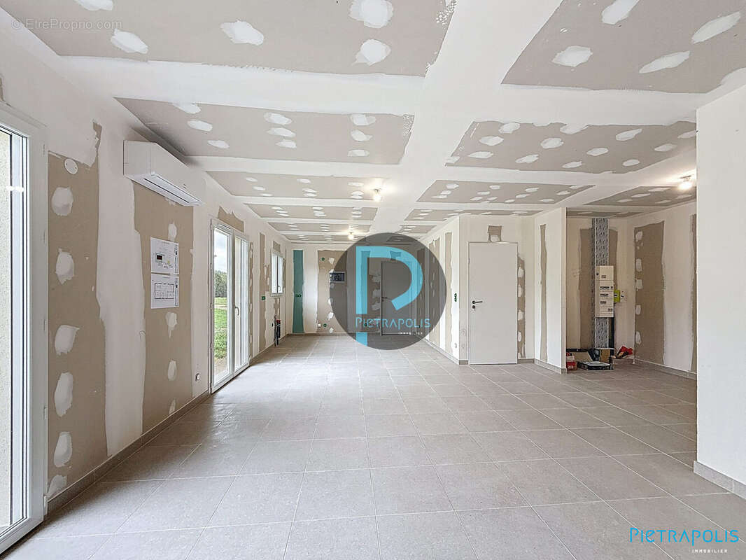 espace vie :vue coin salon - Maison à MEZERIAT
