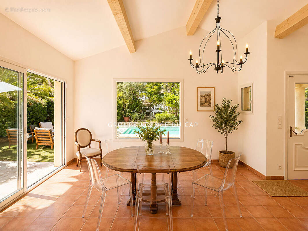 Villa à vendre avec 4 chambres et piscine à 100m des criques de saint-aygulf - photo 13