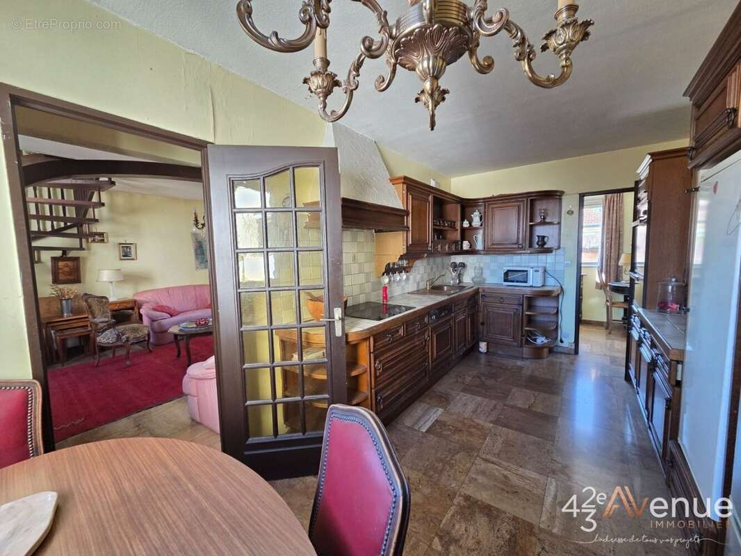 Appartement 143 m² à Saint-Etienne  - photo 4