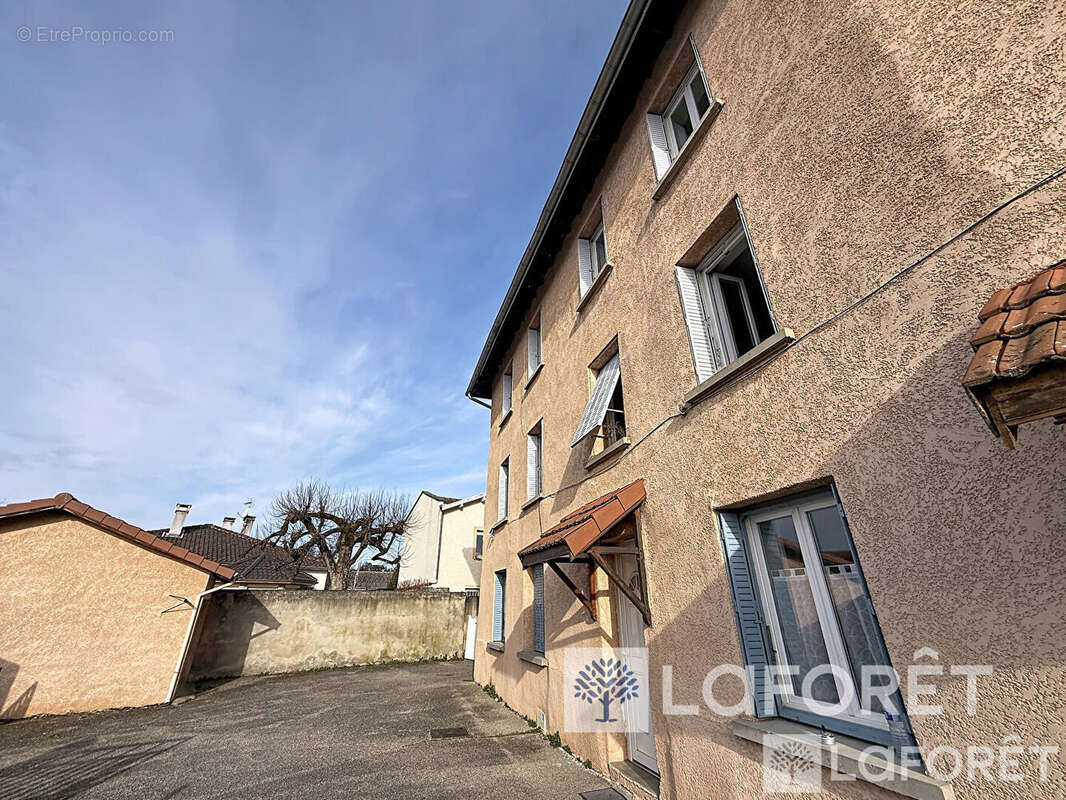 Appartement à SAINT-JEAN-DE-BOURNAY