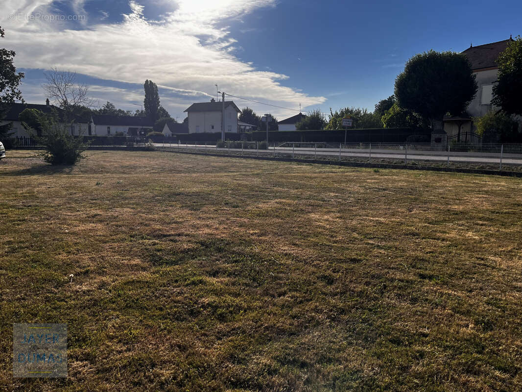 SAINT-GERMAIN-DU-PLAIN - Maison sur sous-sol avec véranda et 1 950 m2 de terrain - photo 18