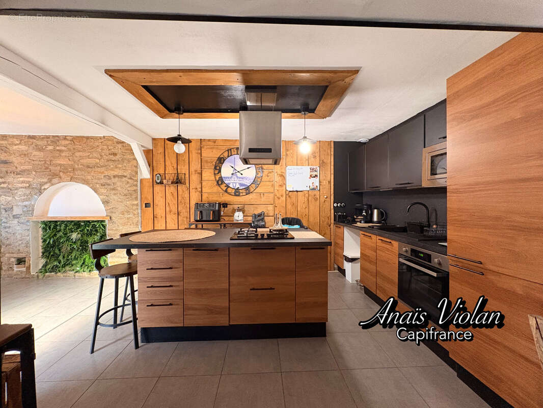 Maison familiale avec jardin et terrasse à vendre 7 pièces de 157 m² à SAINT MATHIEU DE TREVIERS (34) - photo 2