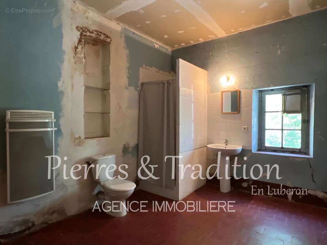 Luberon, bâti ancien à rénover sur plus d'un hectare de terrain proche commodités - photo 7