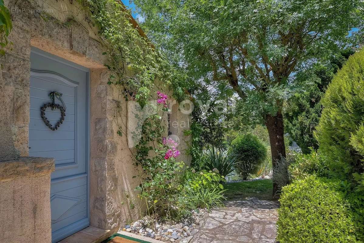 Maison à CHATEAUNEUF-GRASSE