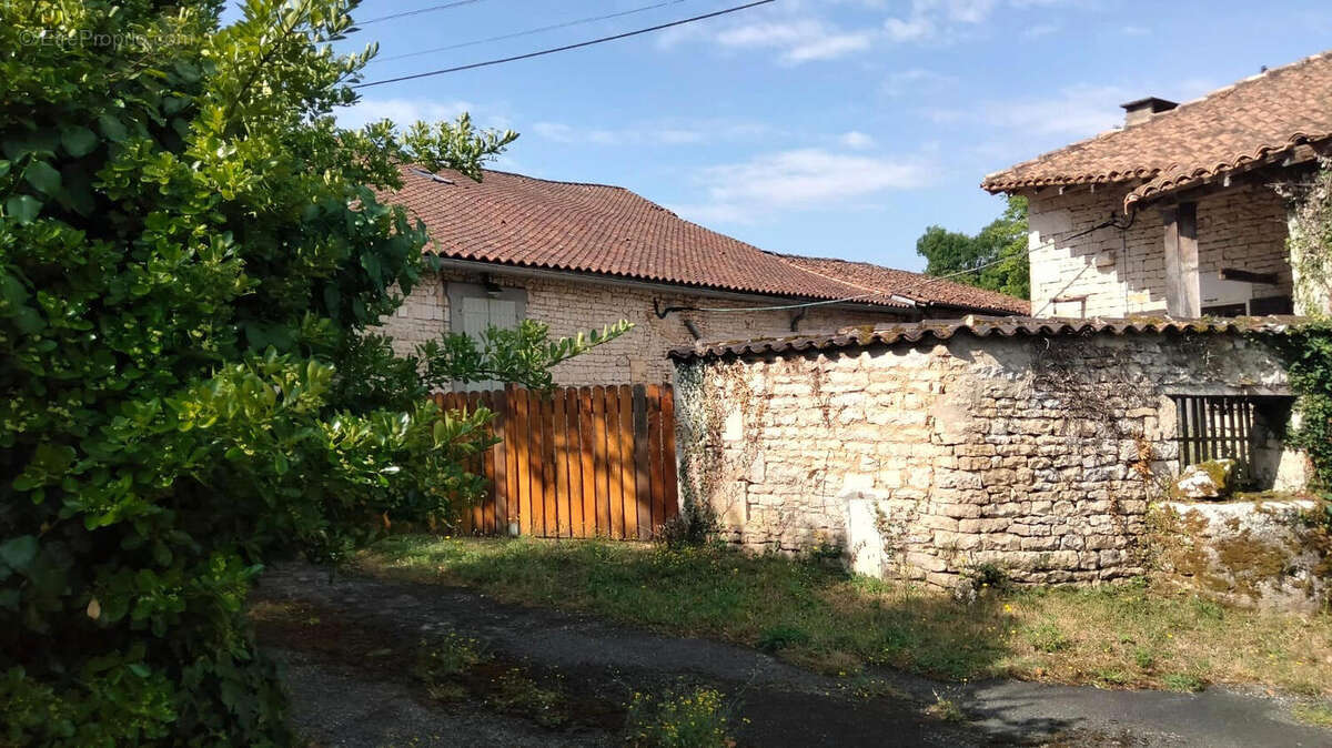 GATE - Maison à AUNAC