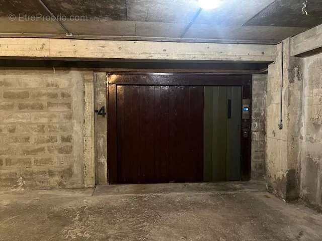 Parking à PARIS-16E