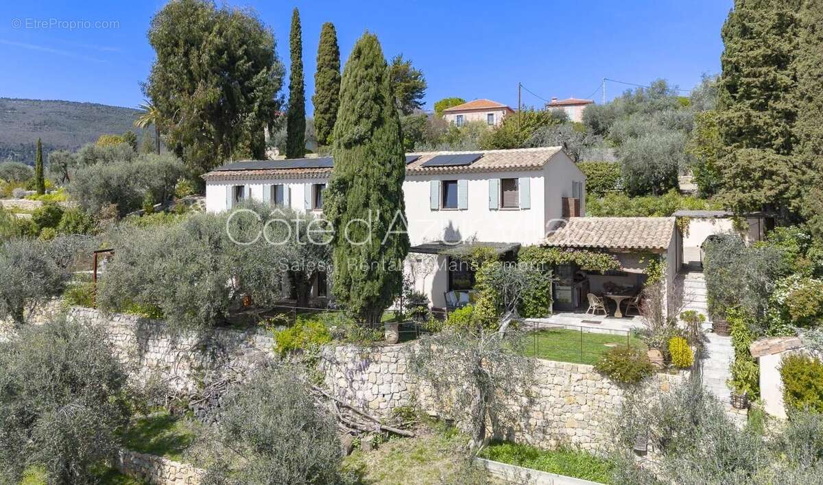 Maison à CHATEAUNEUF-GRASSE