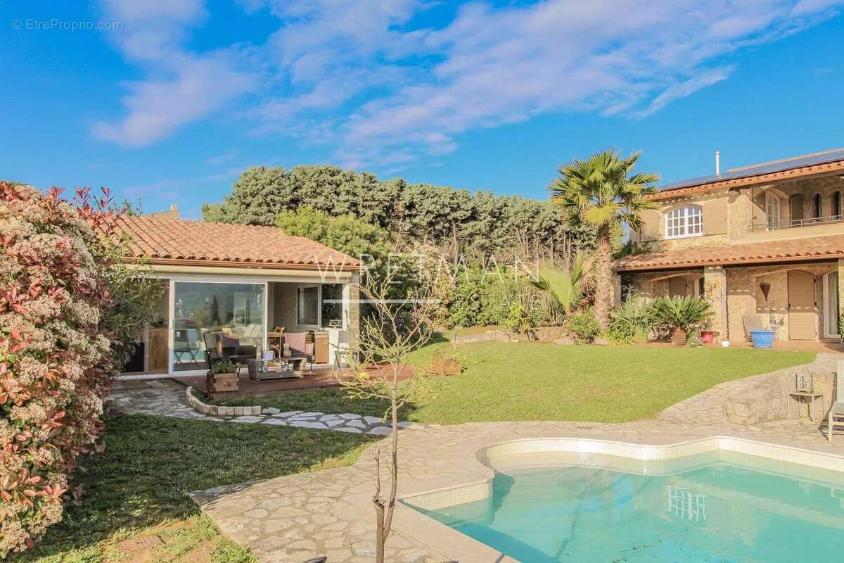 Magnifique villa familiale de 6 chambres, belle piscine et pool house, vues panoramiques à couper le souffle - Peyminade - photo 26