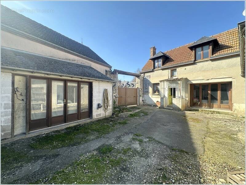 Maison à BERCHERES-LES-PIERRES