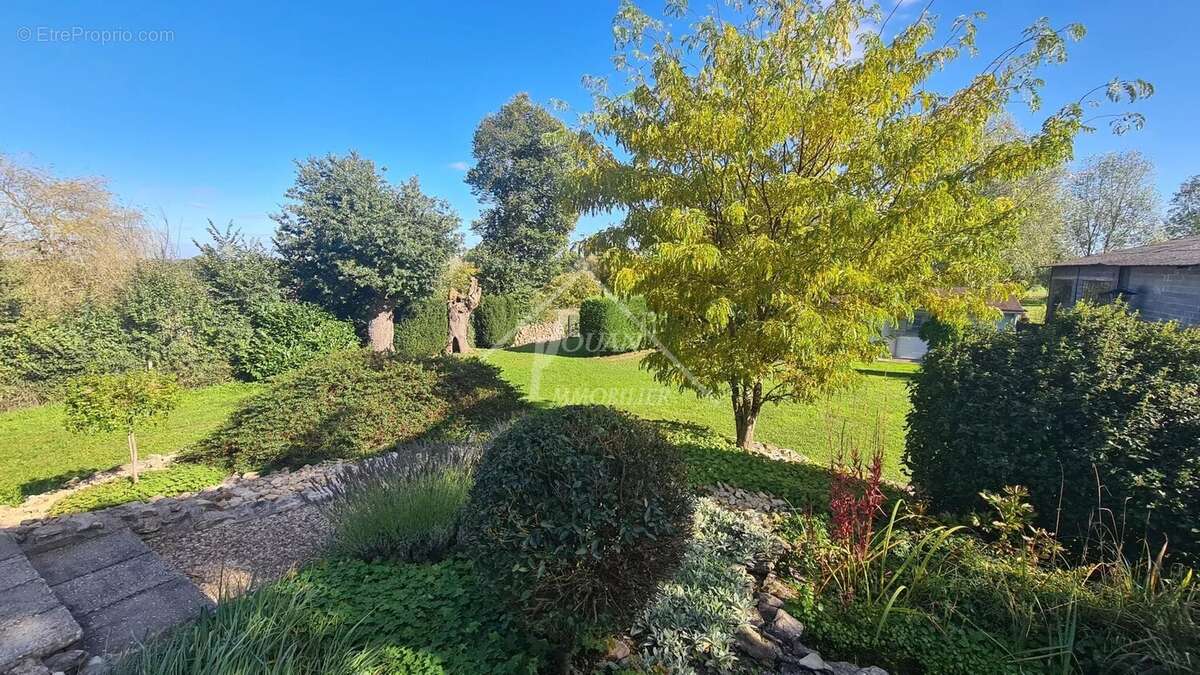 Maison à AINAY-LE-CHATEAU