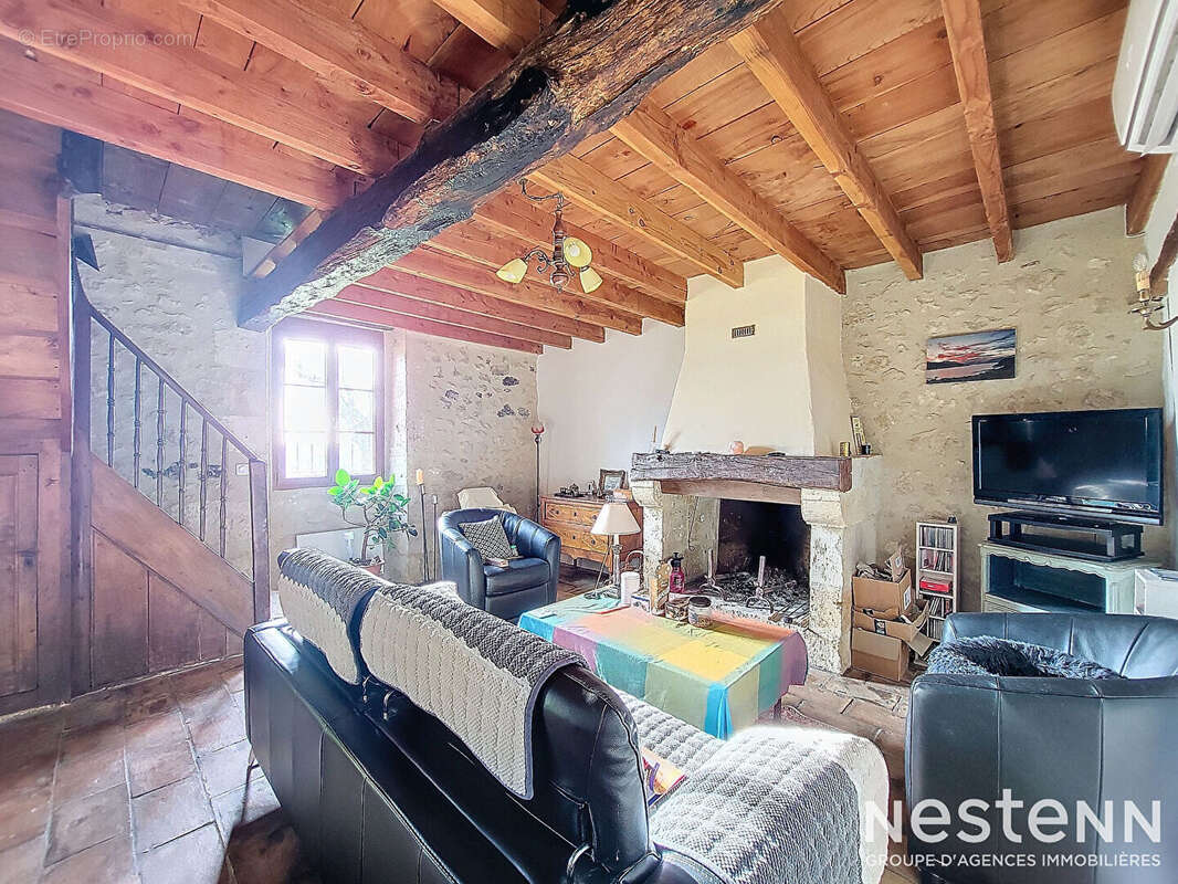 A Vendre Maison en pierre rénovée de cinq pièces sur propriété de plus de 2.4 hectares - photo 3